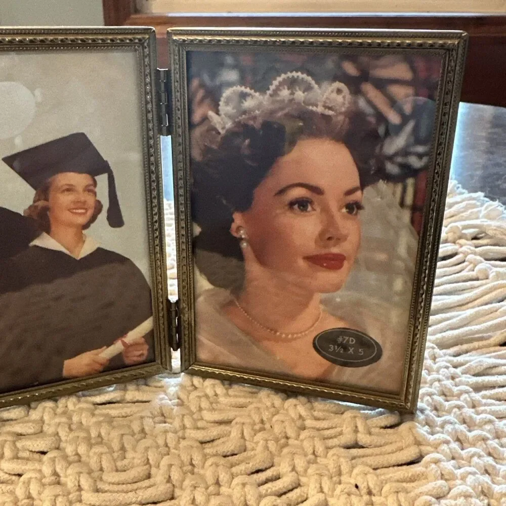 Vintage Gold Metal 3 1/2x5” Photo Frame Bifold Gold Embellished trim on‎ front